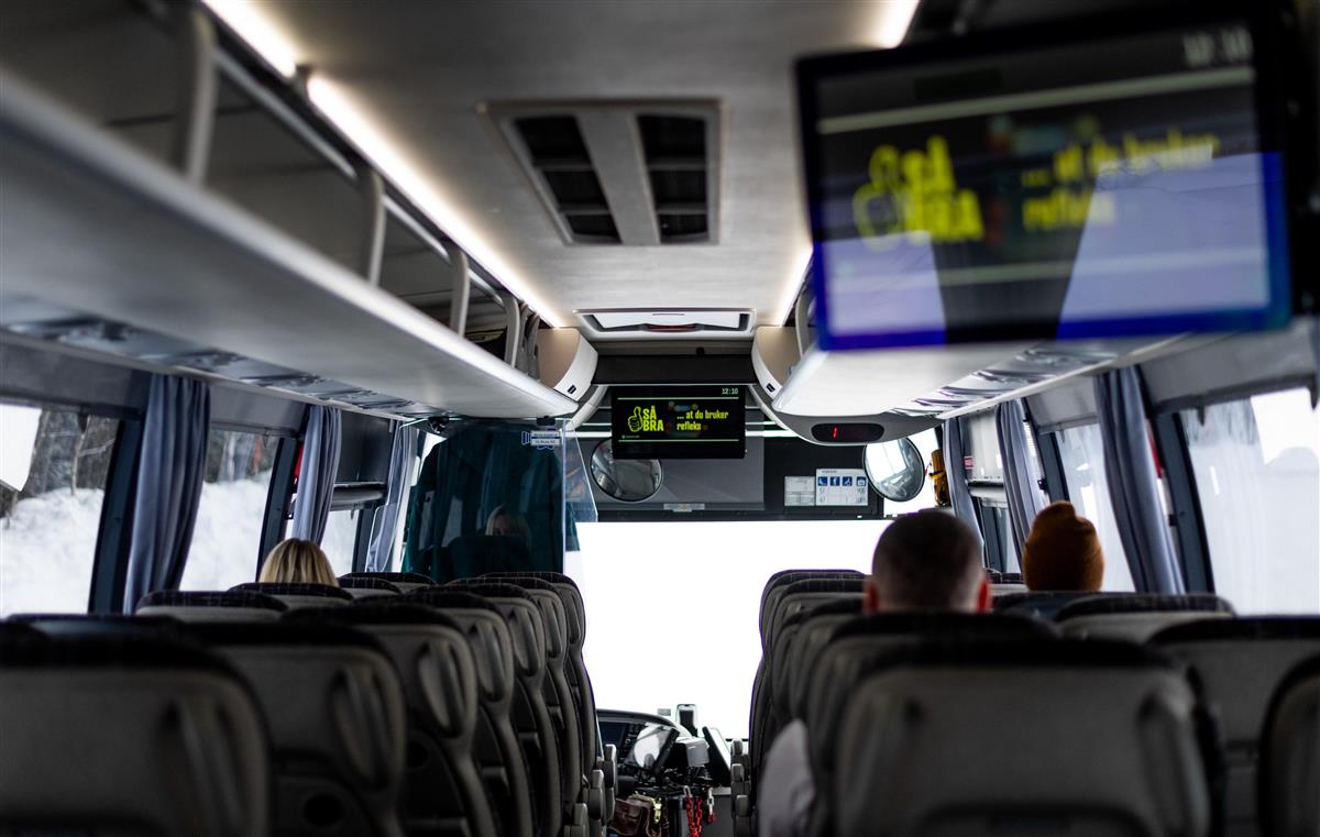 Bilde av skjermer inne i bussen med reklame - Klikk for stort bilde