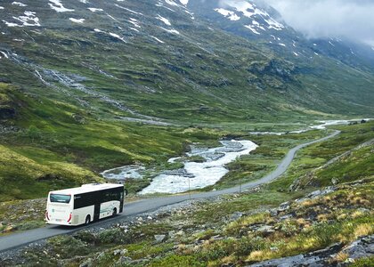 Buss som kjører i fjellandskap innover Leirdalen - Klikk for stort bilde