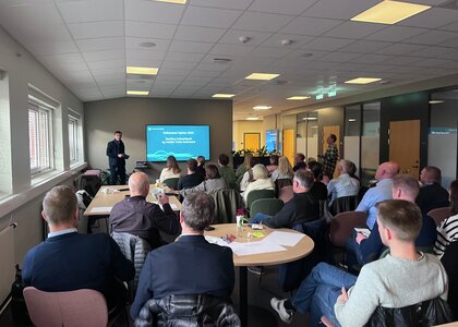 Anders Kyrkjebø Landheim holder foredrag om prosjekt grønn jobbreise på Raufoss. - Klikk for stort bilde