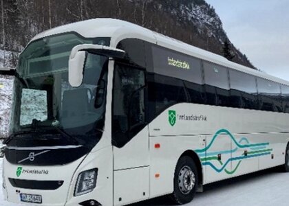 Bilde av ny buss med Innlandstrafikk profil i vinterlandskap - Klikk for stort bilde