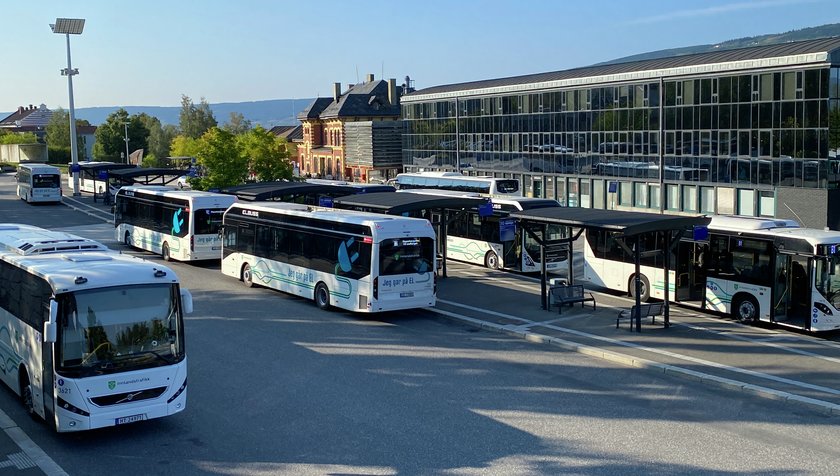 Nye el-busser på Lillehammer skysstasjon - Klikk for stort bilde
