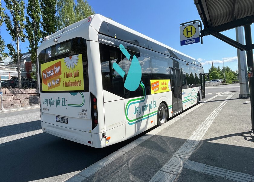 Buss med utvendig reklame - Klikk for stort bilde