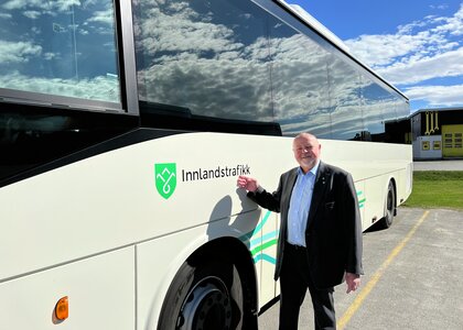 Stein Tronsmoen (SP) er veldig fornøyd med at at alle kan kjøre buss for kun 10 kroner i juli i hele Innlandet.