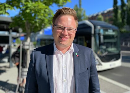 Fylkesordfører Even Aleksander Hagen er fornøyd med at flere har reist med bussen i sommer, og håper at denne trenden fortsetter. - Klikk for stort bilde