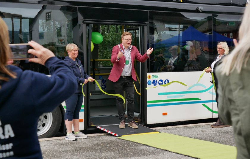 Fylkesordfører Even Aleksander Hagen klippet snoren og erklærte det nye busstilbudet for åpnet. Foto: Lillehammer lyd og lys - Klikk for stort bilde