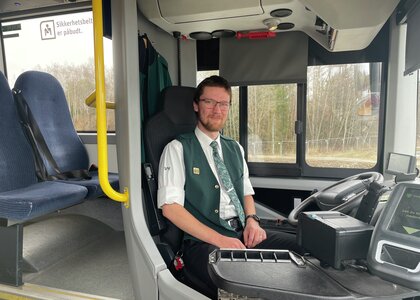 Bussjåfør i bussen - Klikk for stort bilde