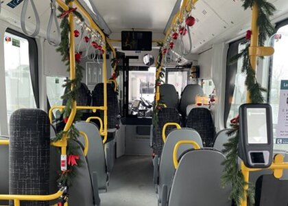 Bilde inne på bussen som er pyntet med julekuler og granbar girlander - Klikk for stort bilde
