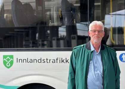 Bussjåfør Helge Rustad har fått mange gode tilbakemeldinger fra kundene i sommer. - Klikk for stort bilde