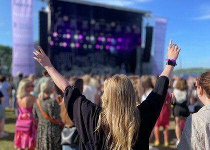 Med sommerbussen kan du nyte sommerens musikkopplevelser. - Klikk for stort bilde