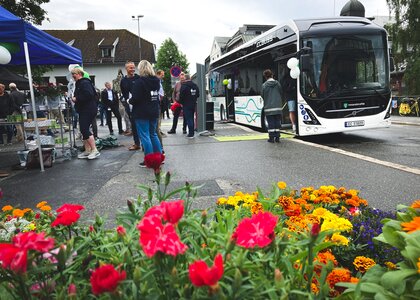 Bilde av arrangement med mange mennesker og en buss. - Klikk for stort bilde