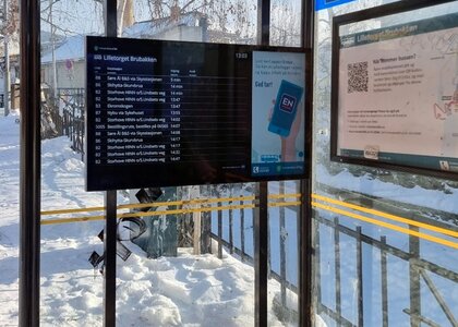 Bilde viser eksempel på ny digitale informasjonsskjerm inne i ett bussleskur. - Klikk for stort bilde