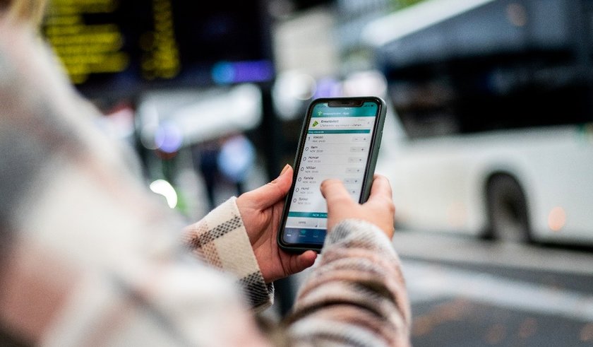 Bilde av mobil med billettapp - Klikk for stort bilde