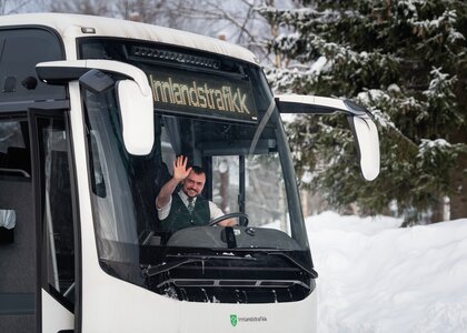 Bussjåfør som vinker fra bussen - Klikk for stort bilde
