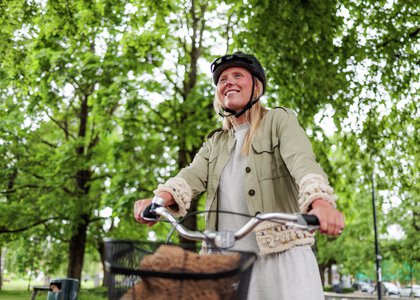 Dame på sykkel. - Klikk for stort bilde