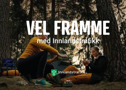 Bilde av to venninner som er på skogstur og har kommet seg vel fram til plassen de skal slå leir - Klikk for stort bilde