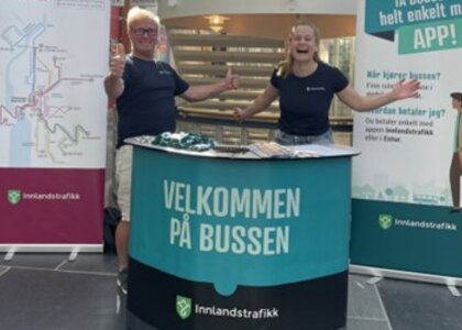 To ansatte på Innlandstrafikk står på stand på Høyskolen Innlandet og hjelper studenter med alt de lurer på om bussen.  - Klikk for stort bilde